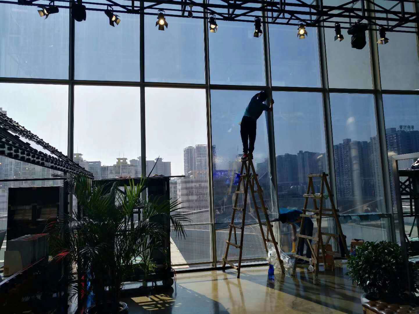 重庆辉祥彬节能科技有限公司,太阳隔热膜,安全防爆膜,辉祥贴膜,重庆辉祥贴膜.玻璃贴膜. 建筑膜 .隔热膜.贴膜.龙膜建筑膜.冰晖建筑膜.KDX建筑膜.
